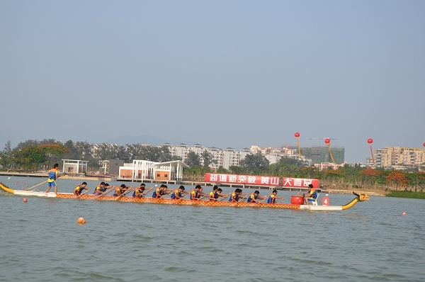 比赛现场（蓝色为太阳集团网tyc9728龙舟队）